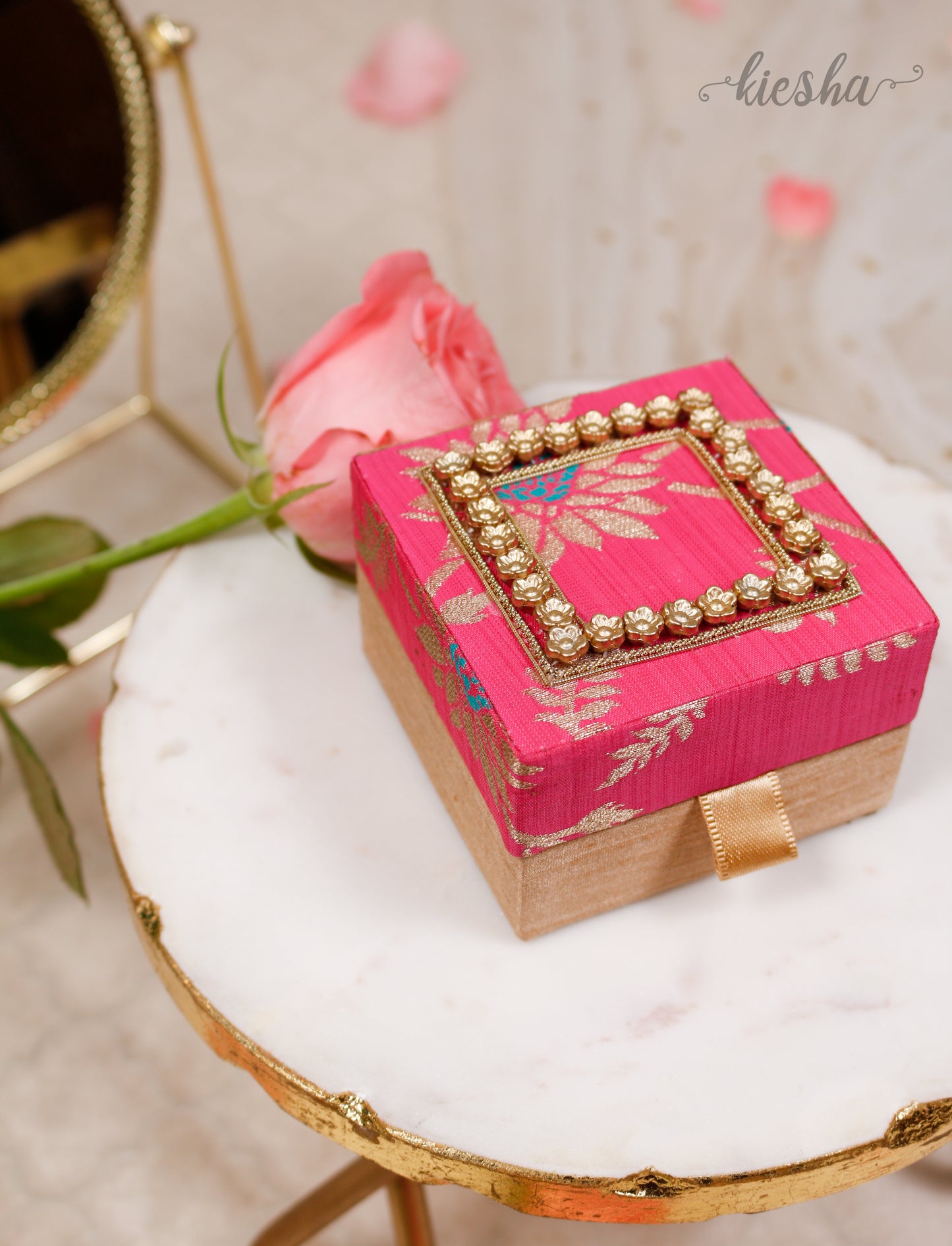 Noor Ring | Coin Box